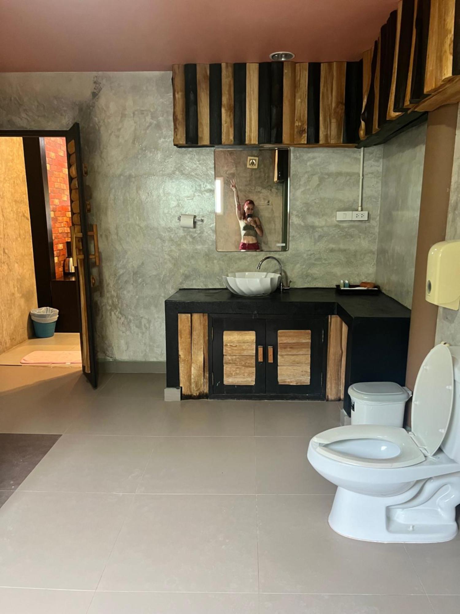Revolution Kanchanaburi Adventure Hq Bancsukkum Kültér fotó